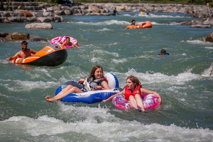 Canadians swimming in Alberta in heat wave