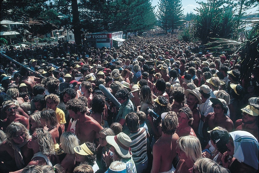 A crowd gathers on Burleigh hill for the 1980 Stubbies Surf Pro