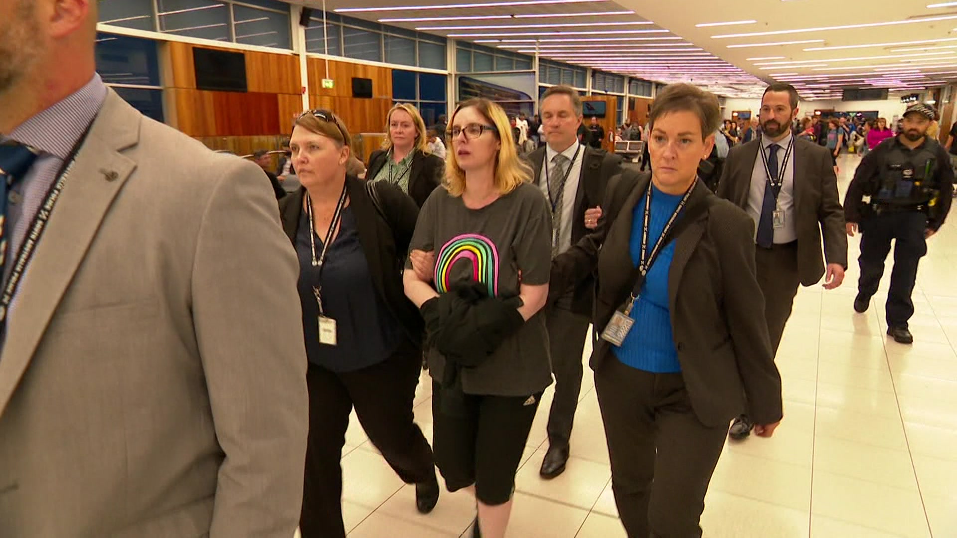 Uma mulher detida no aeroporto de Adelaide.