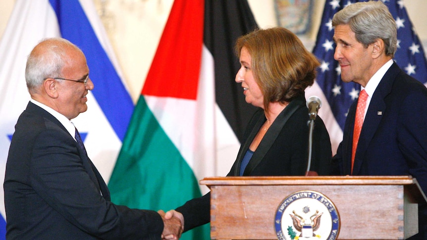Saeb Erekat shakes hands with Tzipi Livni as John Kerry looks on.