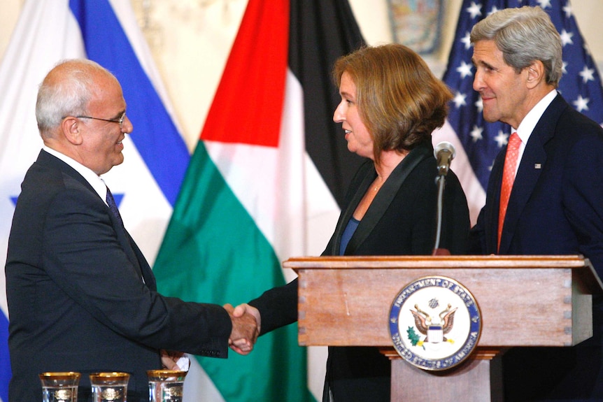 Saeb Erekat shakes hands with Tzipi Livni as John Kerry looks on.