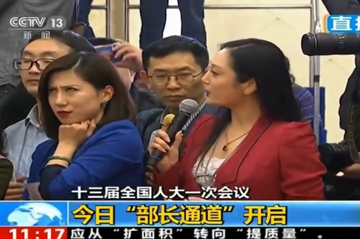 A screenshot of a Chinese television broadcast shows two women, one rolling her eyes.