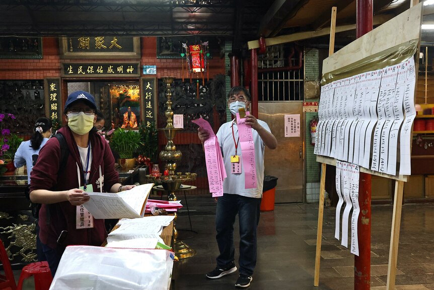 在台湾一个寺庙里，选民参加台湾九合一选举。