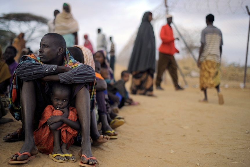 Father shelters daughter at Dadaab refugee camp