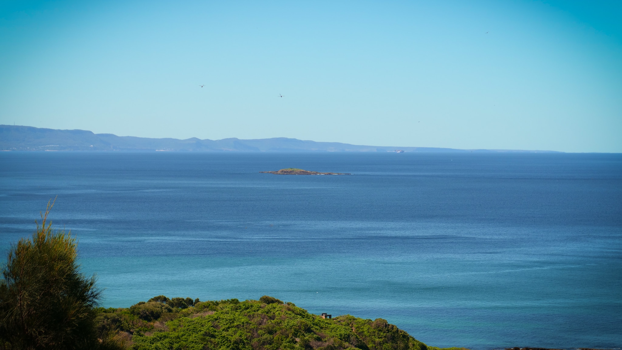 Uma pequena ilhota num grande mar azul. 