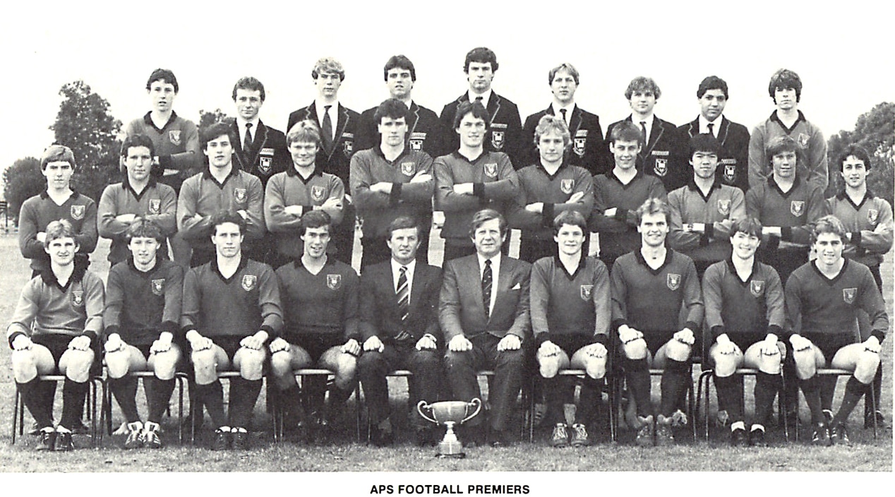 A team photo of a football team.
