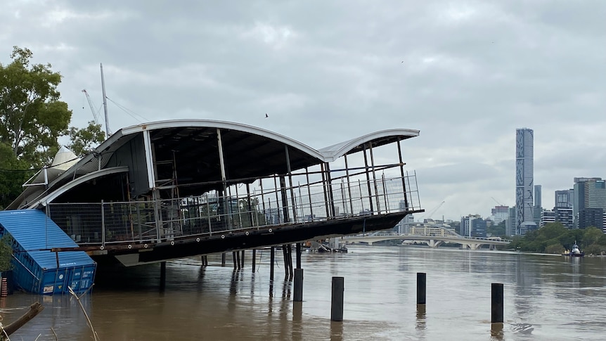 an image of the floating restaurant drift on the Brisbane river, damaged by flood