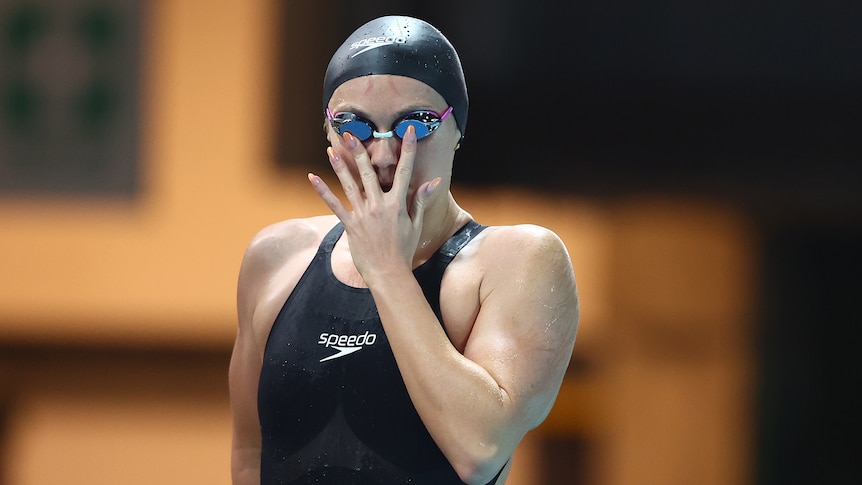 Ariarne Titmus pushes her goggles in