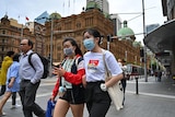 戴口罩的女子走在悉尼街头
