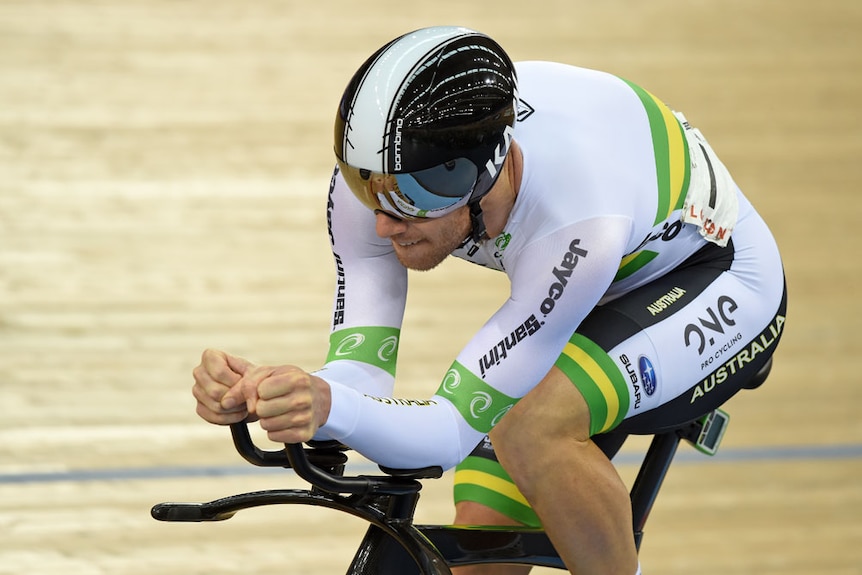 Close up of Glenn O'Shea racing at the 2016 Track Worlds in London.