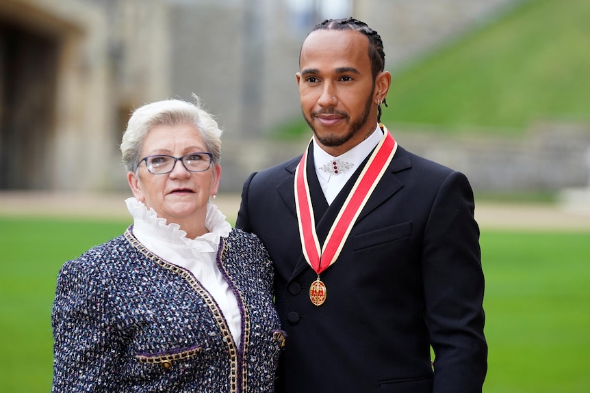 Mère avec son fils après qu'il a été fait chevalier