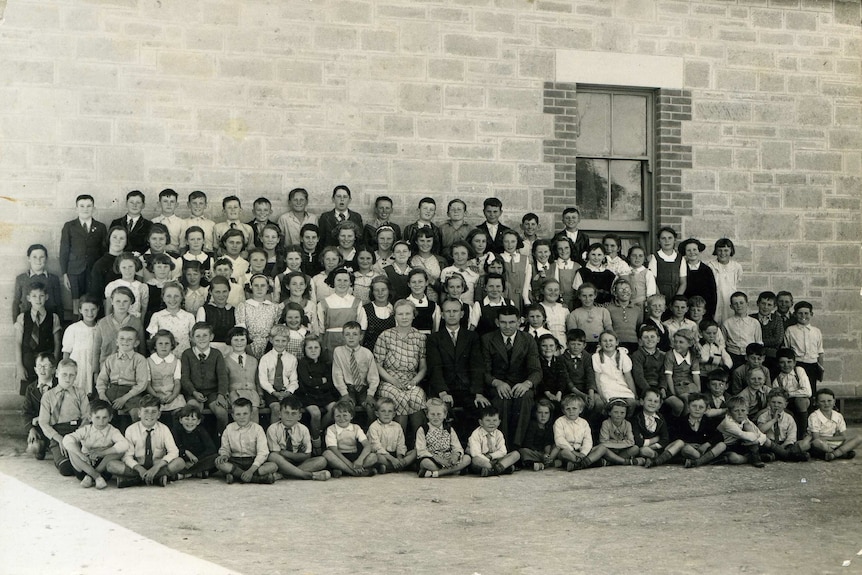 Students in front of the old stone Winkie Primary School building c1930s.