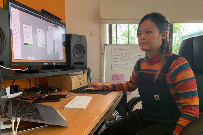 Ariana Yeung at her desk on her computer.