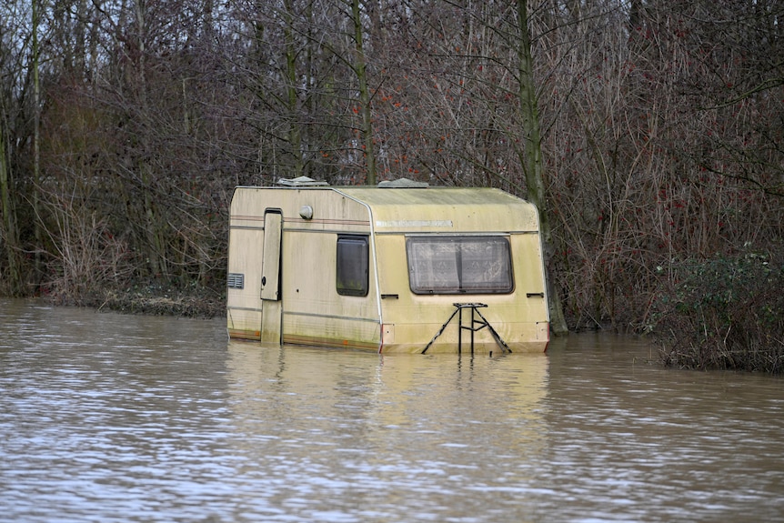 Kuzey Fransa'daki ormanların yakınında meydana gelen sel, bir karavan römorkunu su altında bıraktı
