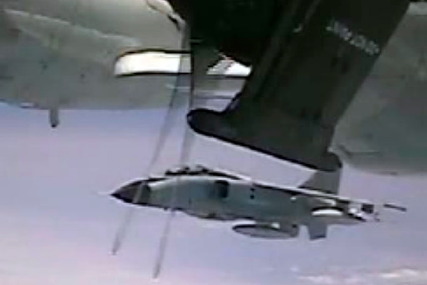 Imagine a unui avion de luptă care zboară lângă un avion de război
