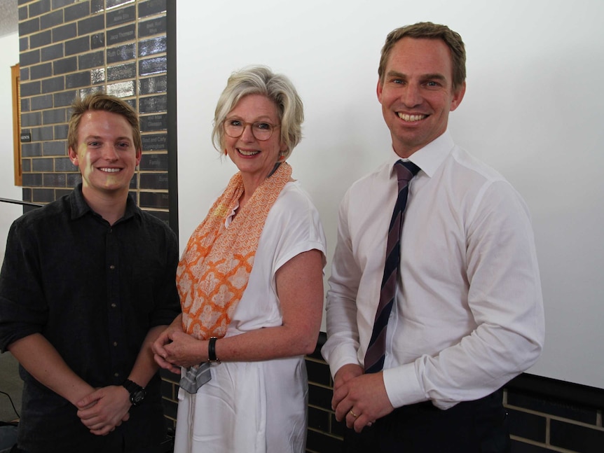 Candidates for Indi Erik Kerr, Helen Haines and Steve Martin standing together at an Indi Forum in Euroa