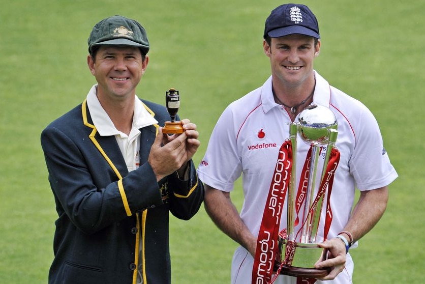 Australian captain Ricky Ponting (L) holds the Ashes trophy next to England captain Andrew Strauss (AFP: William West)