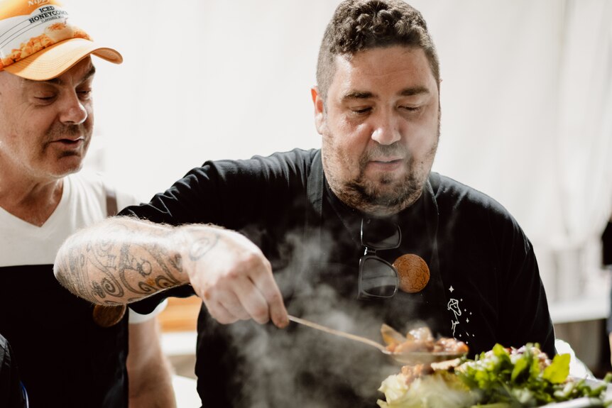 Le chef Mark Best supervise un jeune chef tatoué alors qu'il prépare un plat de carpe.