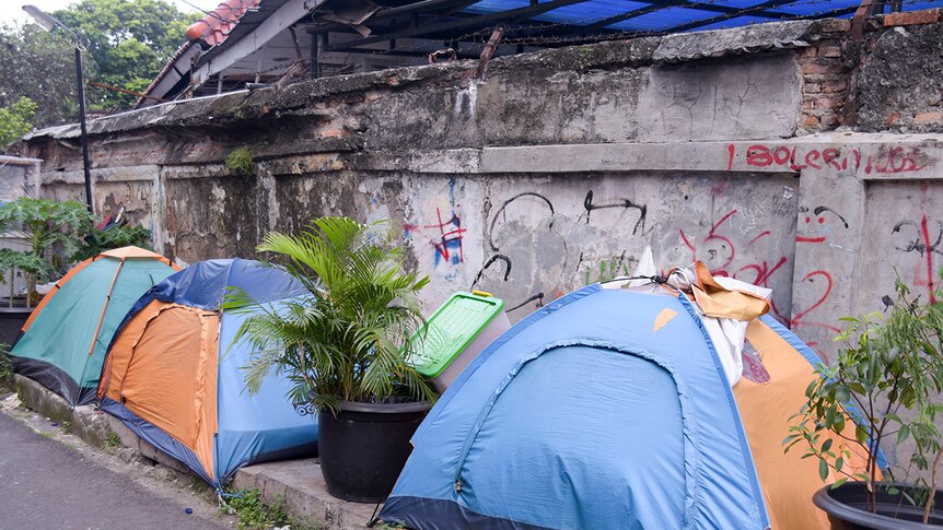 Tenda pengungsi di pinggir jalan di Jakarta.