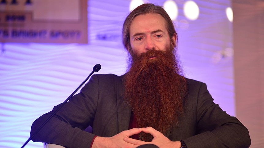 Aubrey De Grey talks at a conference.