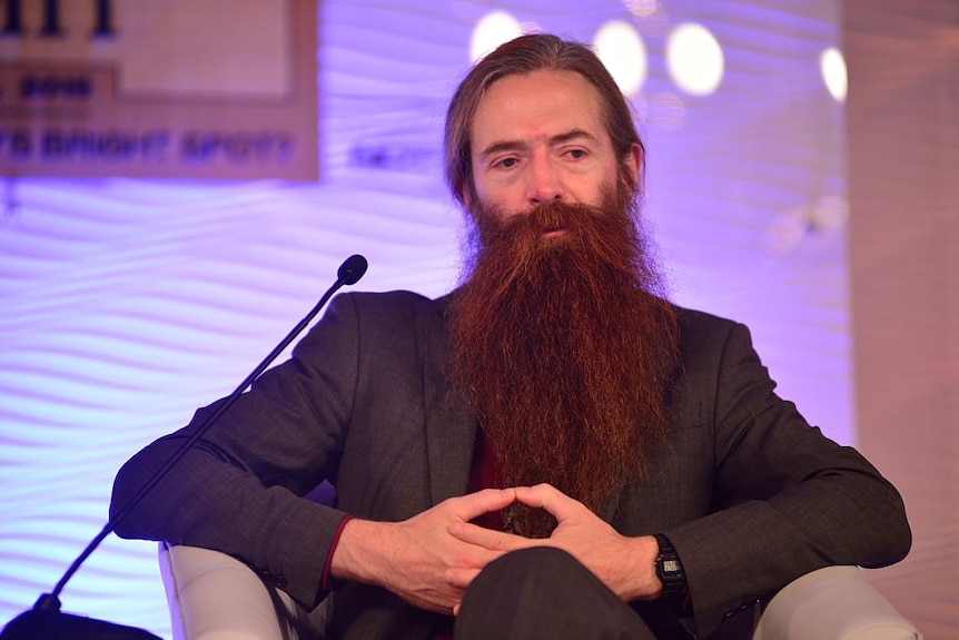 Aubrey De Grey talks at a conference.