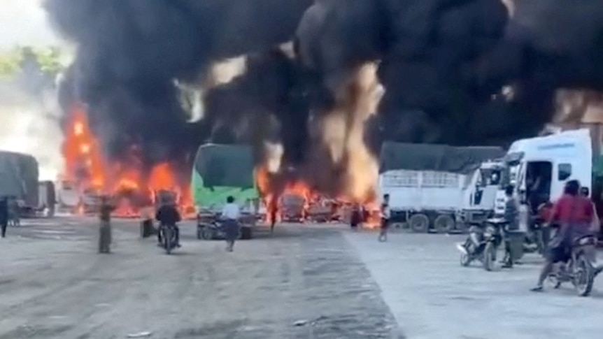 据缅甸国家媒体报道，一队从中国向缅甸运送货物的卡车在叛乱分子的袭击中起火燃烧。