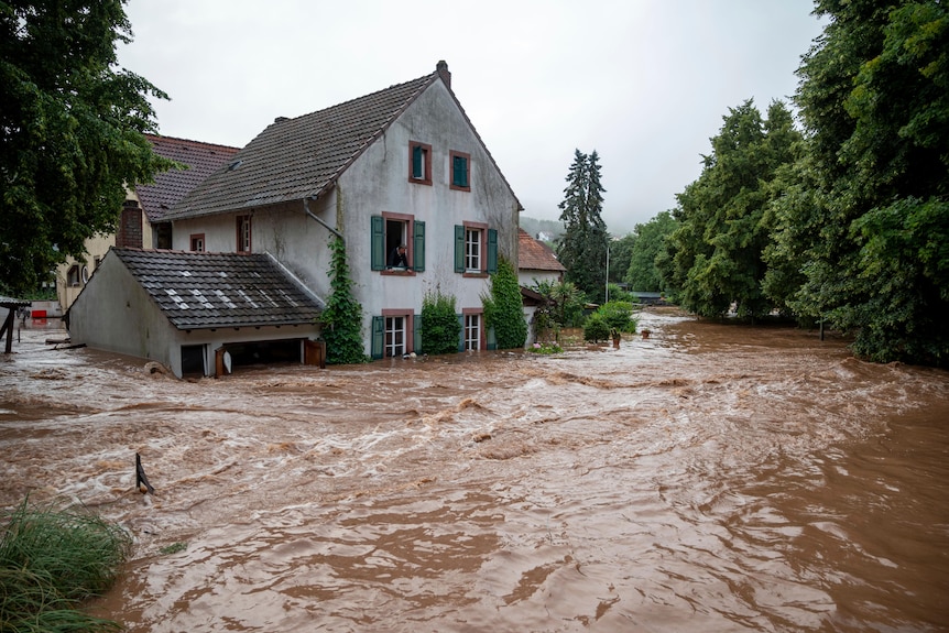 7월 15일 독일 에르도르프의 부분적으로 물에 잠긴 집.