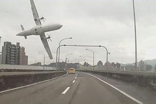 TransAsia flight GE235 veers sideways as it approaches bridge