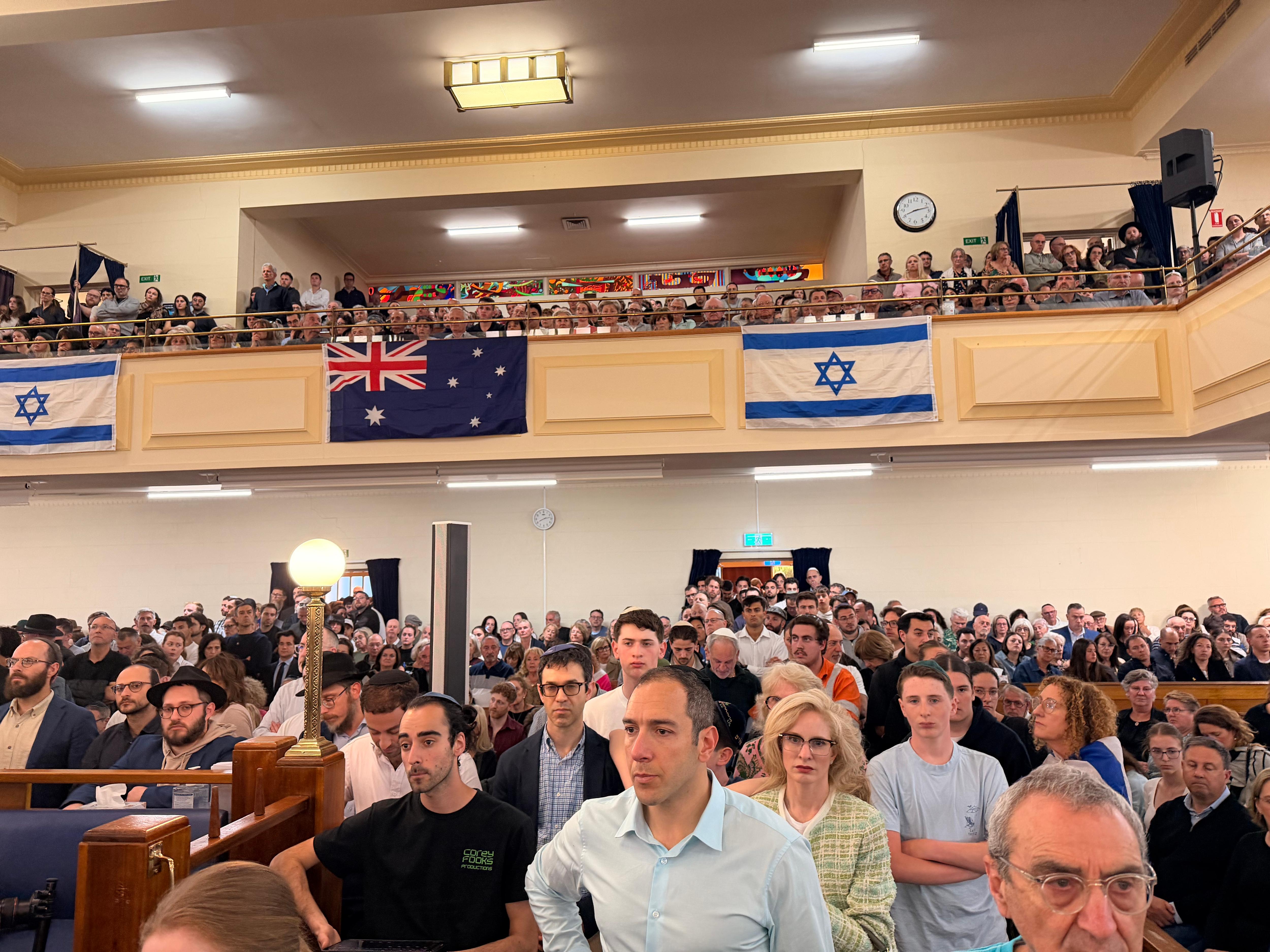 Uma congregação em uma sinagoga.