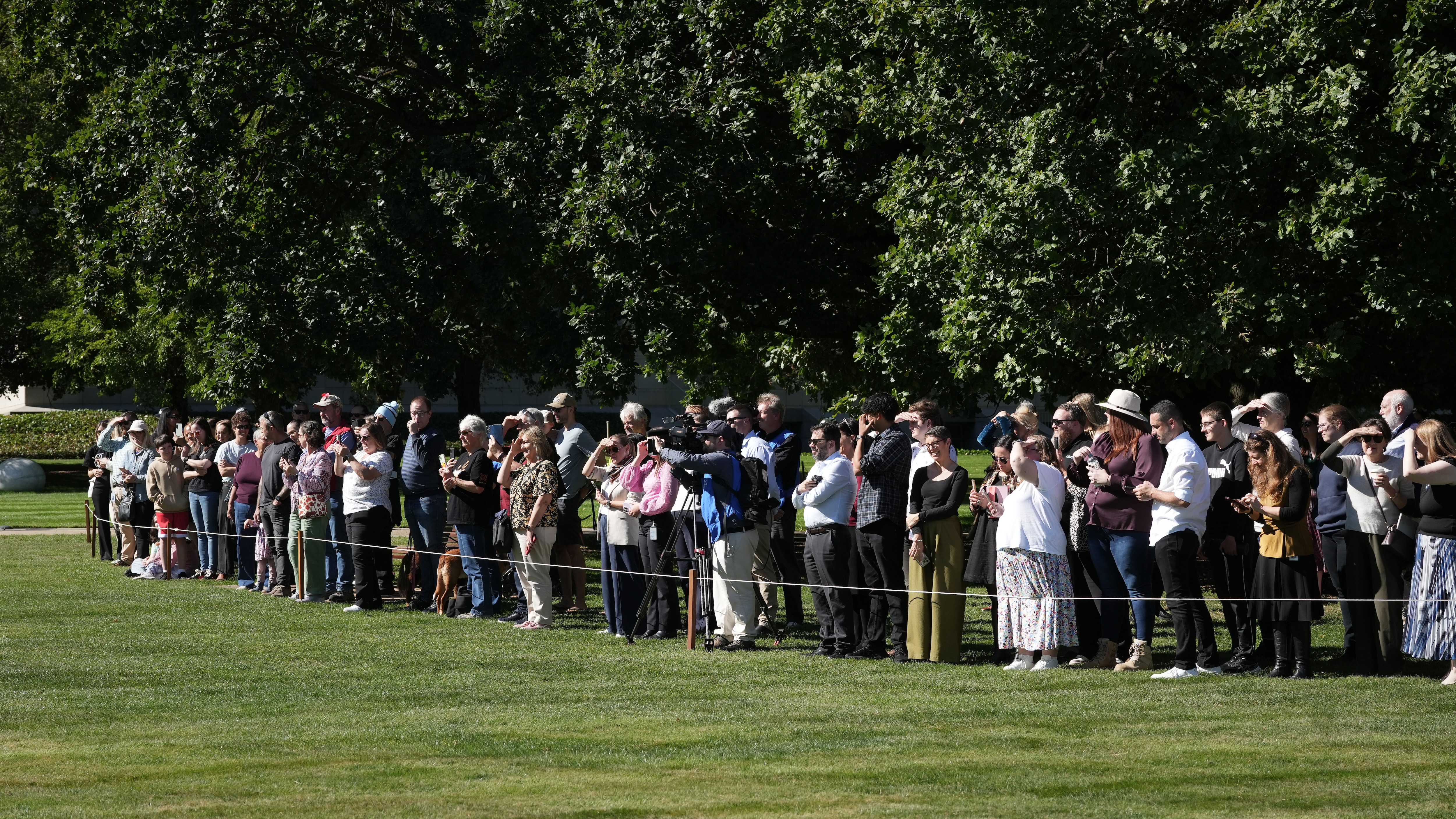 Multitud en el monumento a los caídos en la guerra por la visita del Príncipe Harry