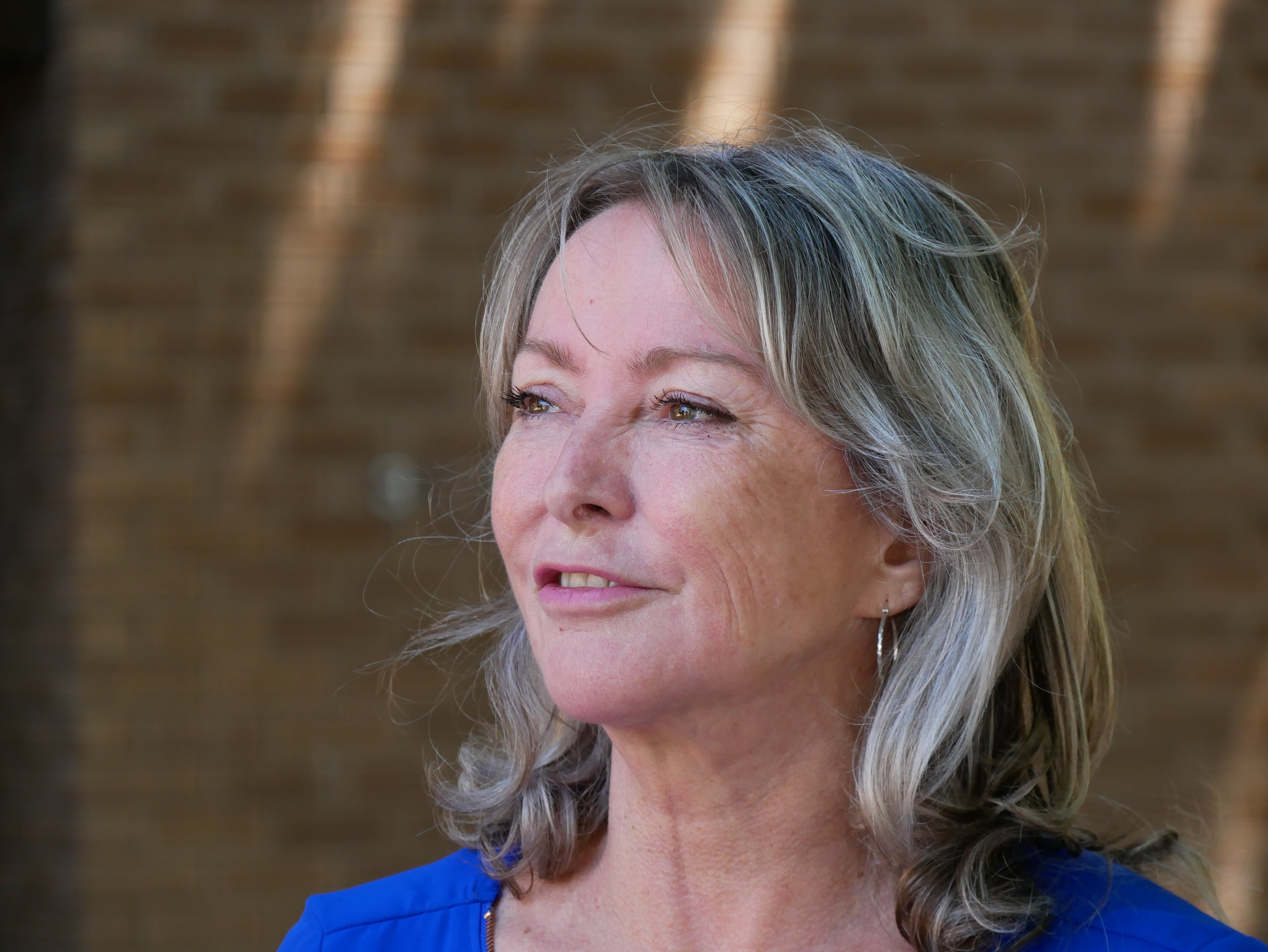 Una mujer de mediana edad con cabello rubio. 