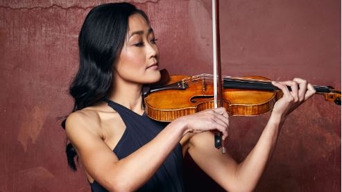 Natsuko Yoshimoto plays a violin.