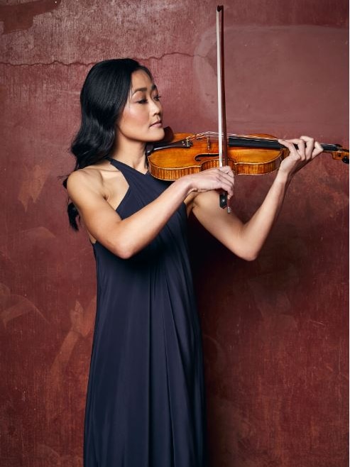 Natsuko Yoshimoto plays a violin.