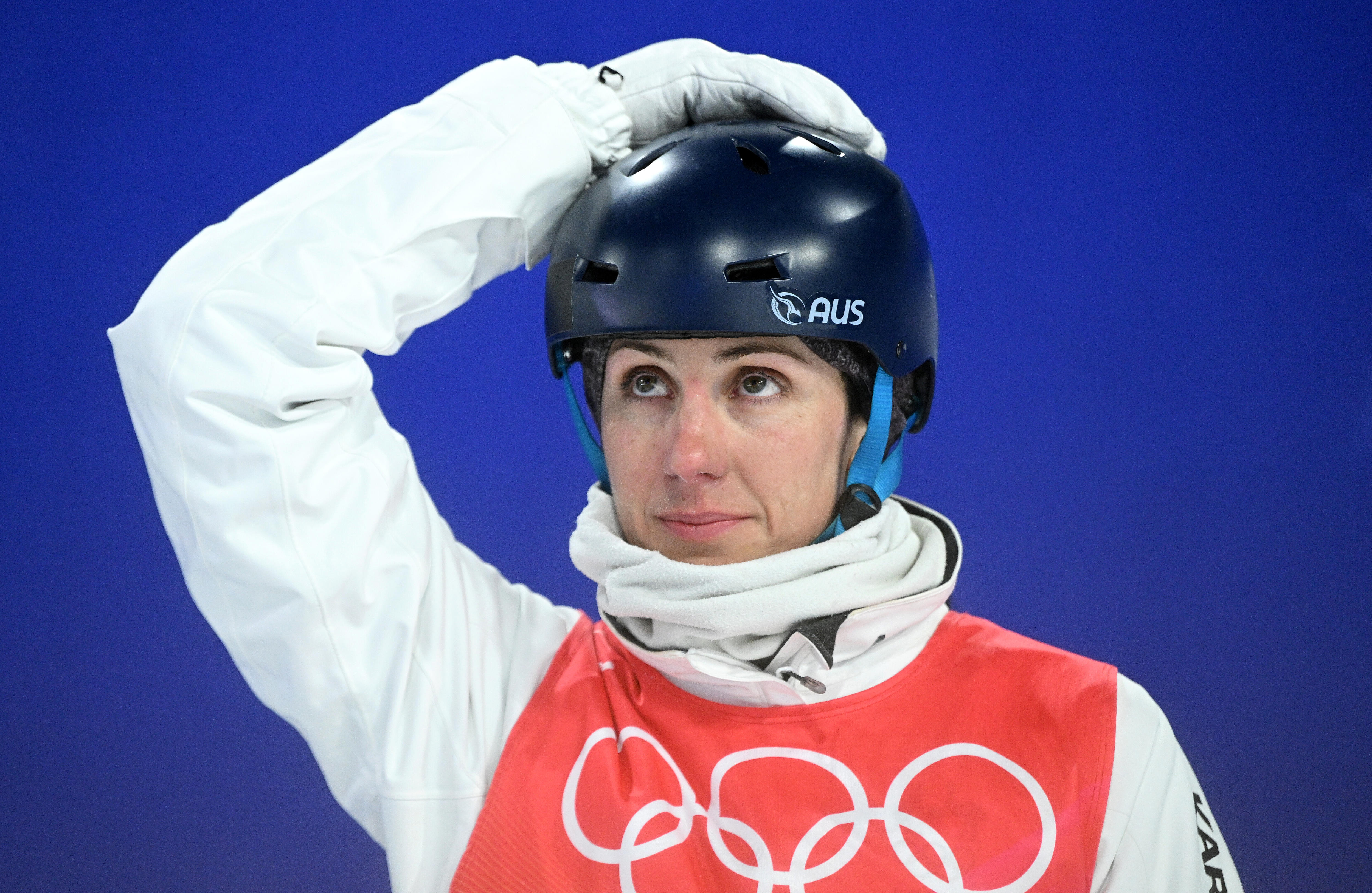 Laura Peel fica com a mão na cabeça