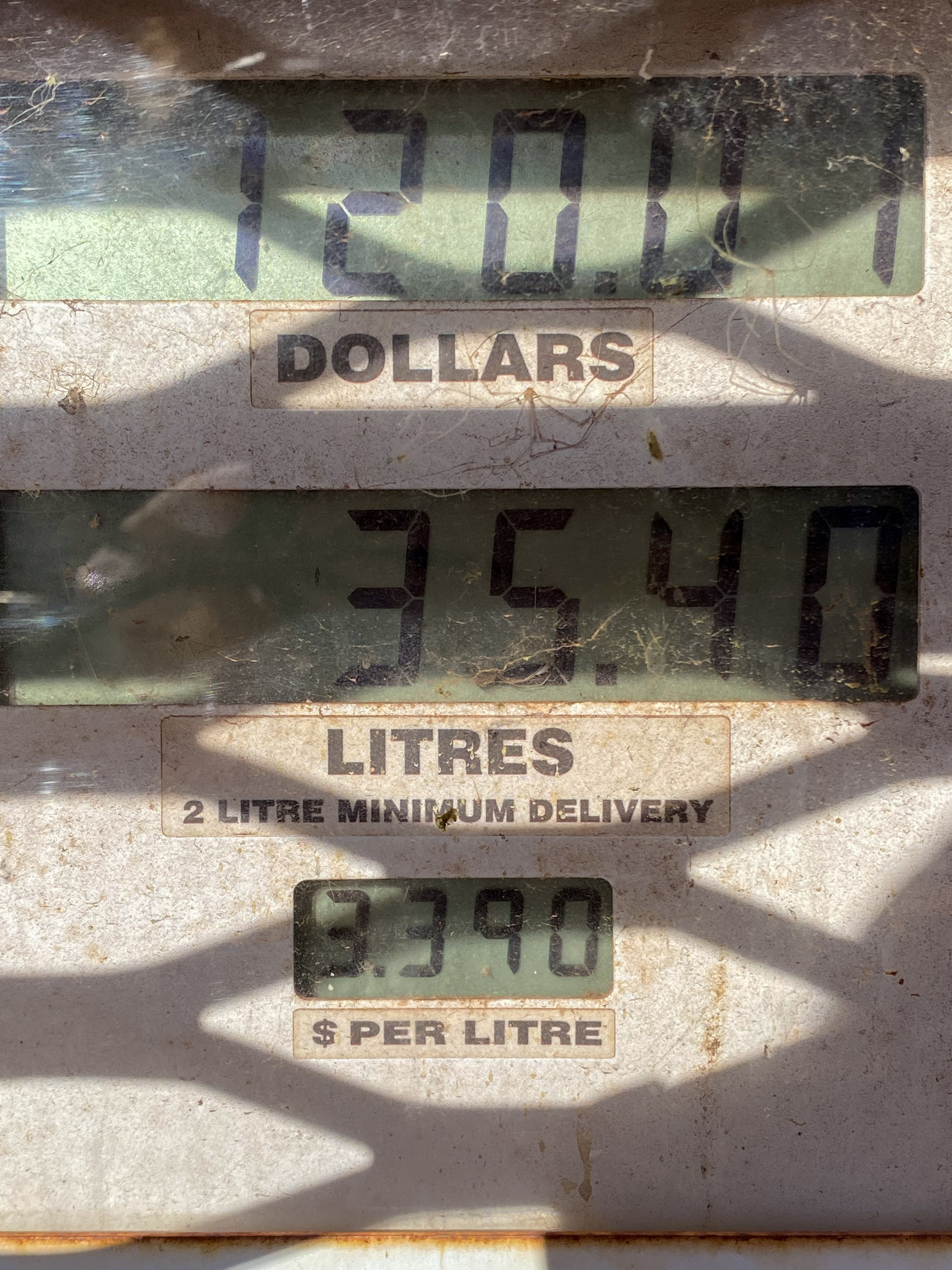 Une photo du prix du carburant dans une station-service dans une communauté éloignée. 