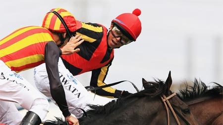 Melbourne Cup winner Yasunari Iwata on Delta Blues (r) is congratulated by Damien Oliver on Pop Rock