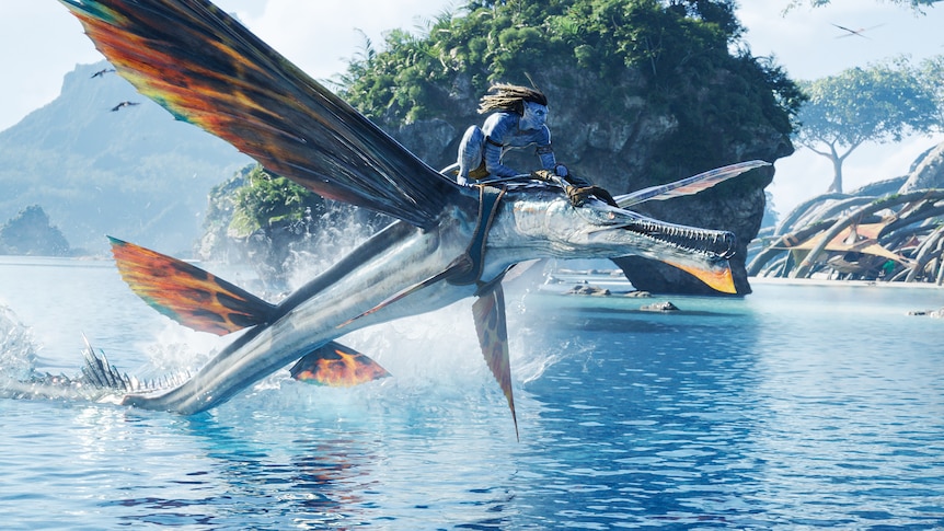 一个动画场景展示了一条银色剑状的鱼，它的翅膀从水中冲出，上面骑着一个蓝色的外星人。
