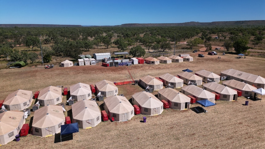 Pigeon Hole flood evacuees living in Yarralin tent camp with no date to ...