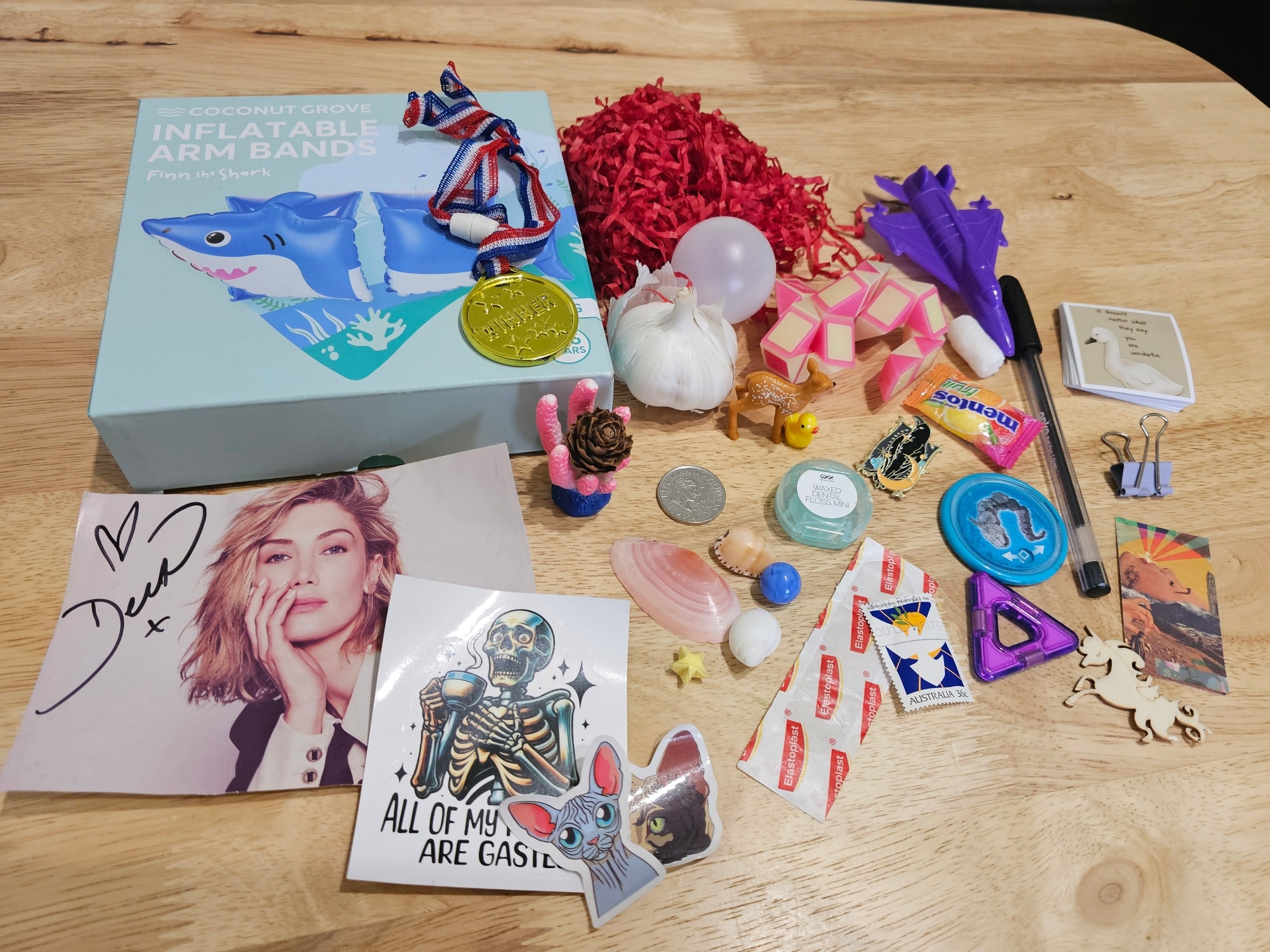 Varios artículos, incluida una fotografía firmada de Delta Goodrem.