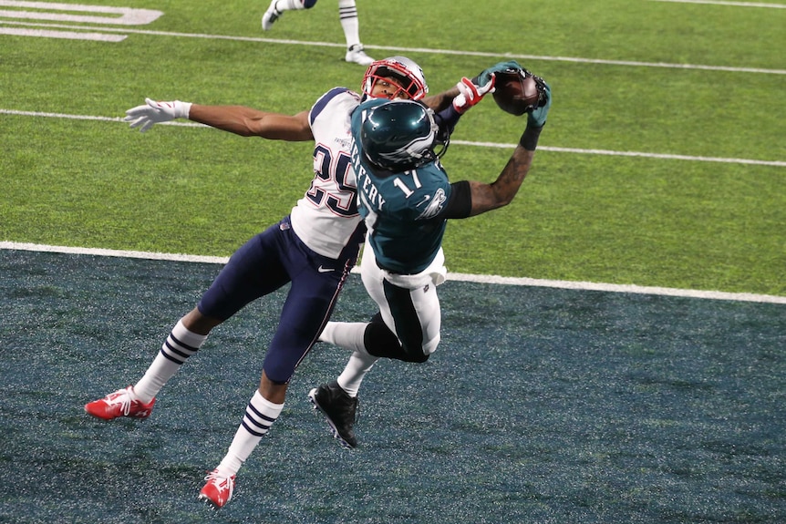 Philadelphia Eagles wide receiver Alshon Jeffery (17) makes a touchdown catch in Super Bowl LII.