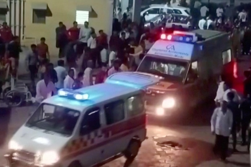 Las ambulancias llegan a un hospital después de que un puente colgante colapsara en Morby.