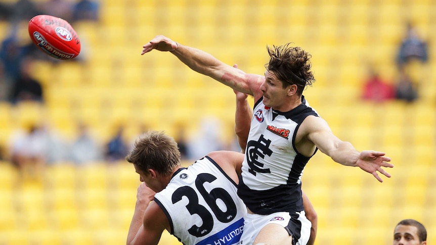 Andrejs Everitt of Carlton wins a high ball