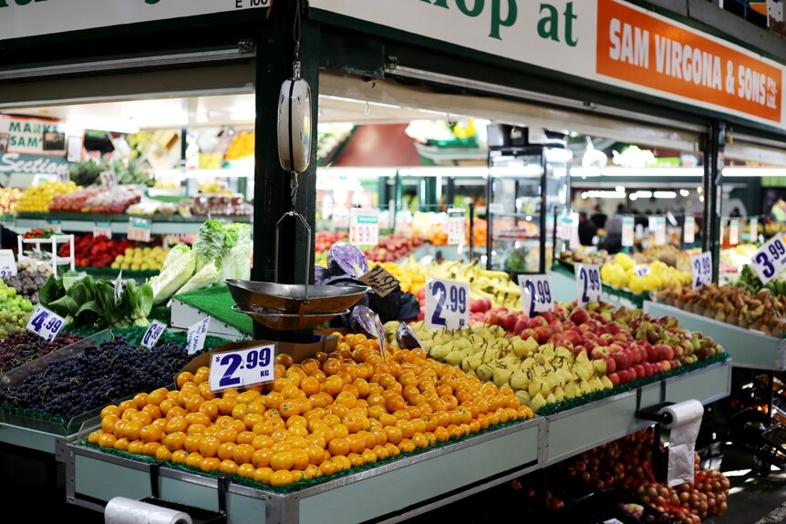 Les mandarines sont annoncées pour 2,99 $/kg dans un étal de fruits et légumes frais du marché.