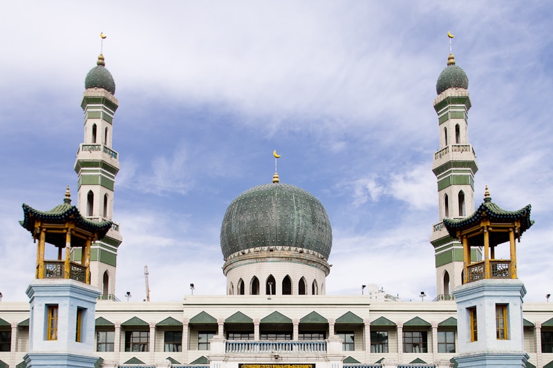 A large, ornate mosque which incorporates both Chinese and Islamic architecture