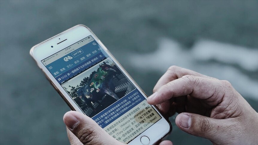 A phone with a news story in Chinese characters
