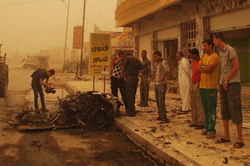 Iraqis soldiers inspect debris following bombings in Ramadi