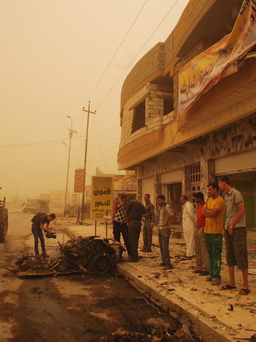 Iraqis soldiers inspect debris following bombings in Ramadi