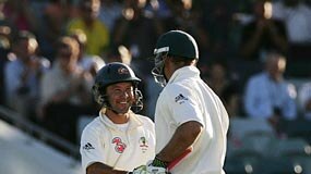 Ricky Ponting (l) congratulates Matthew Hayden at stumps, Perth Ashes Test day 2