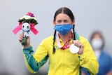 Lauren Parker sostiene su medalla de plata paralímpica.