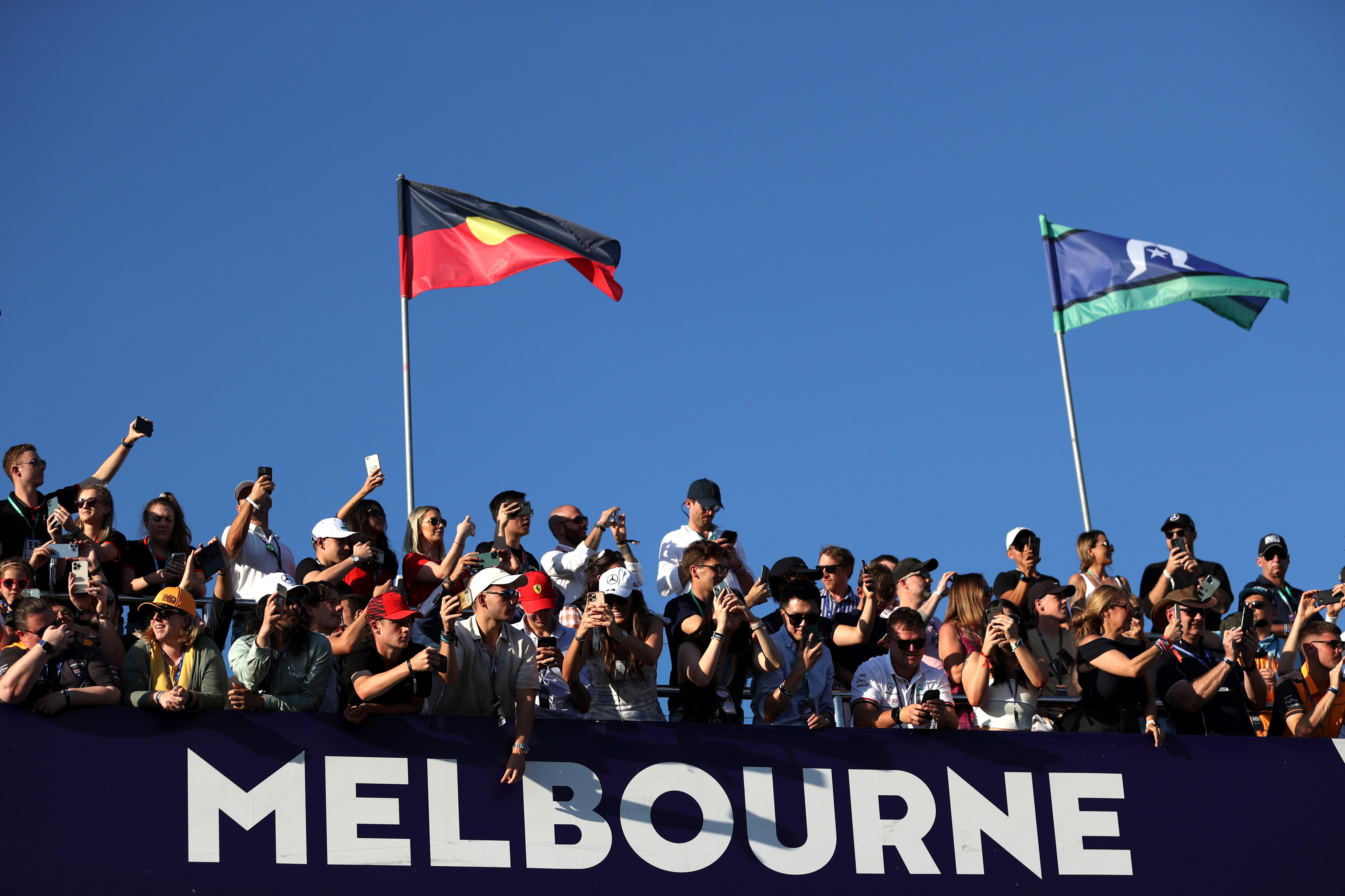 车迷们在阿尔伯特公园为 2022 F1 澳大利亚大奖赛欢呼